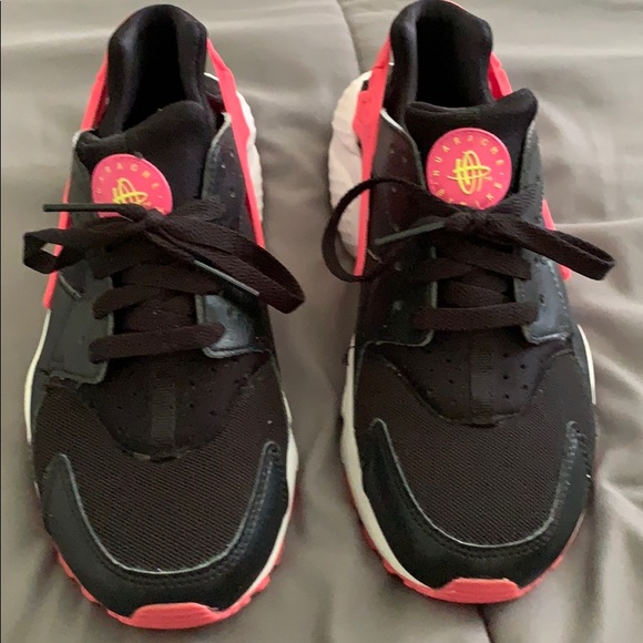 Nike shoes - Picture 1 of 3